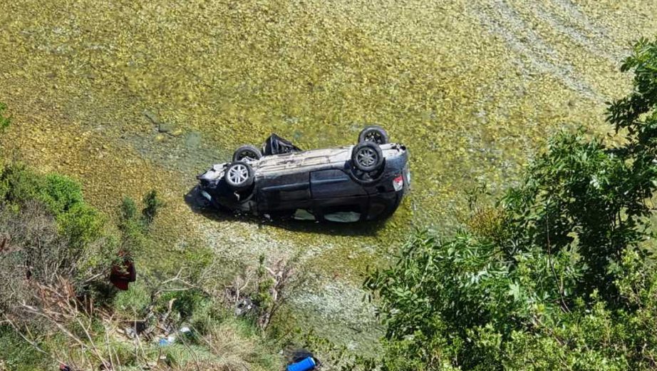 Vlorë: Makina përfundon në lumë, lëndohet gruaja me 2 fëmijët
