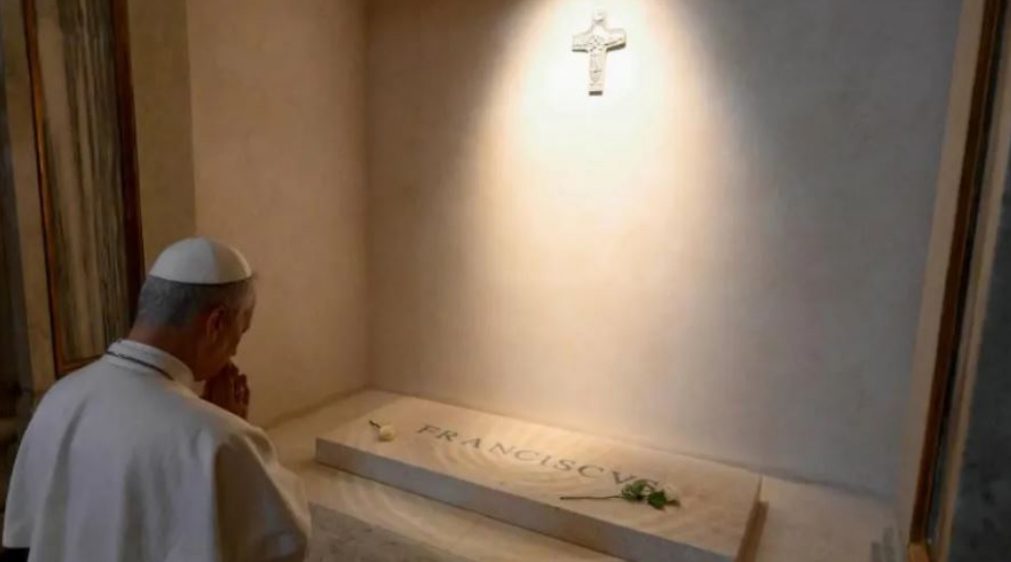 Papa Leo lutet te varri i Françeskut përpara fjalimit të parë