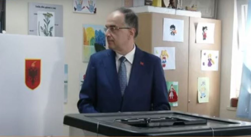 Zgjedhjet në Shqipëri: Voton Presidenti Begaj