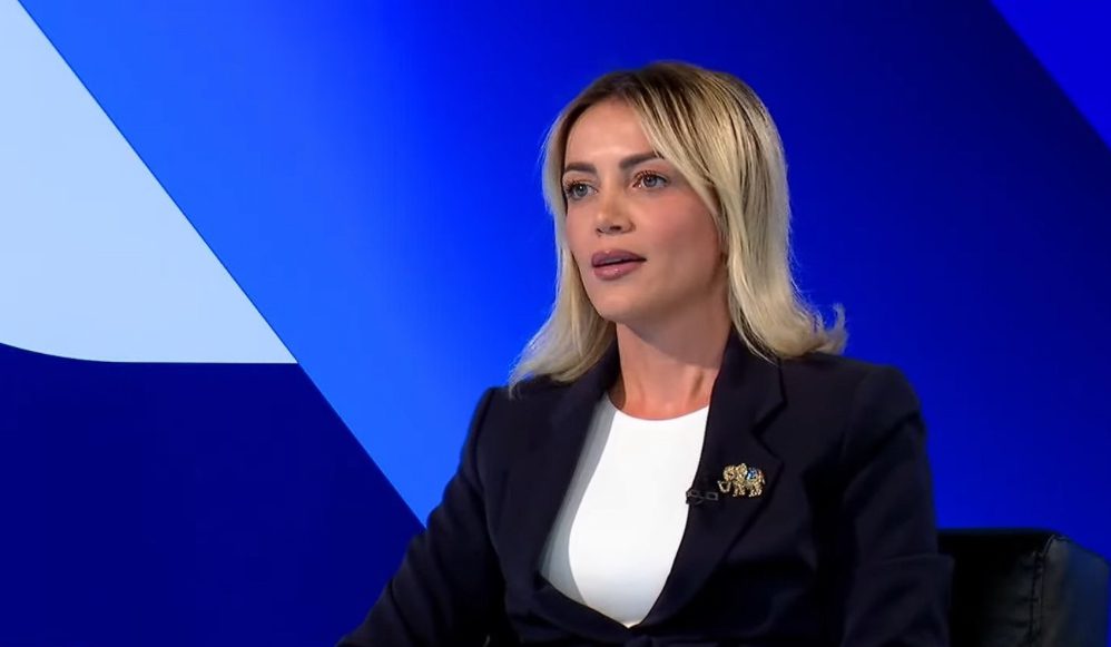 Natyra Kuçi zyrtarizon kandidaturën për kryetare të Deçanit