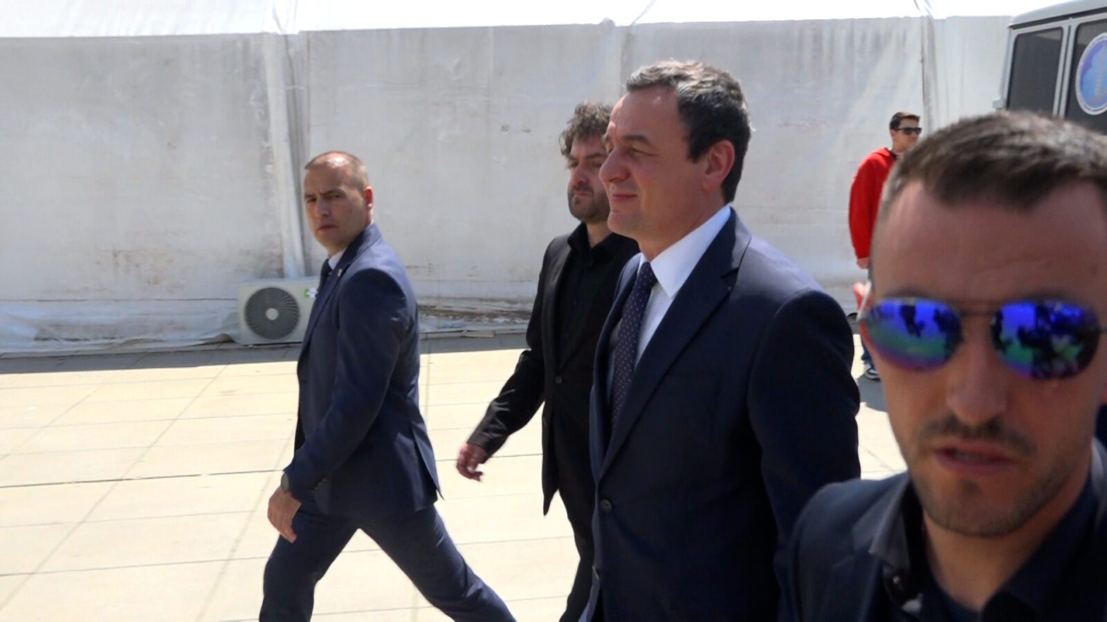 Mbrojtja e afërt e Kurtit ia shtyen mikrofonat gazetarëve, Kurti “çele guri gojën” për lirinë e mediave