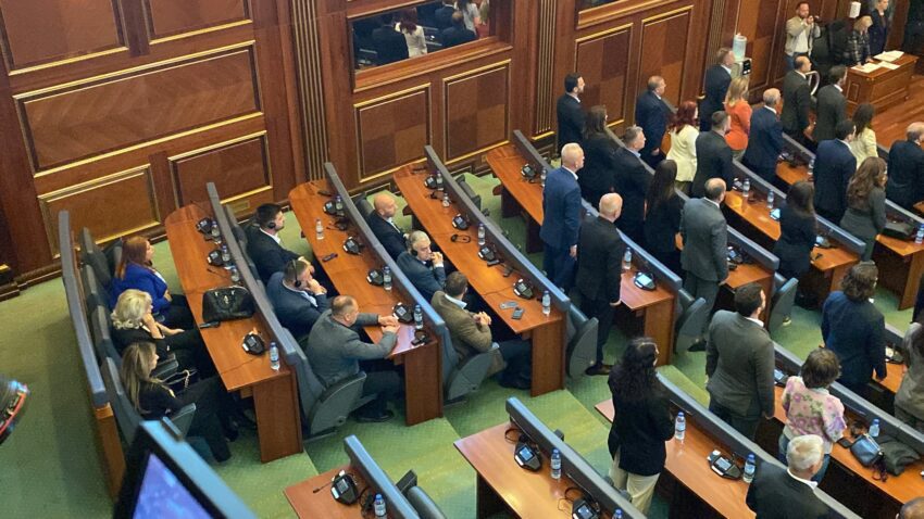 Deputetët e Listës Serbe nuk u ngritën në këmbë në nderim të Tahir Mehës