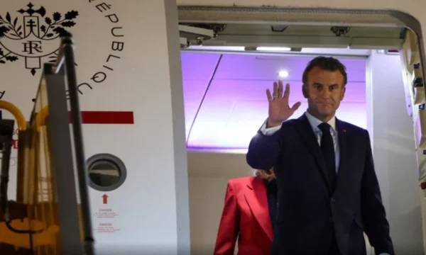 Zyra e Macron deklarohet për “shuplakën” që ai mori nga gruaja: Ishte vetëm moment afërsie