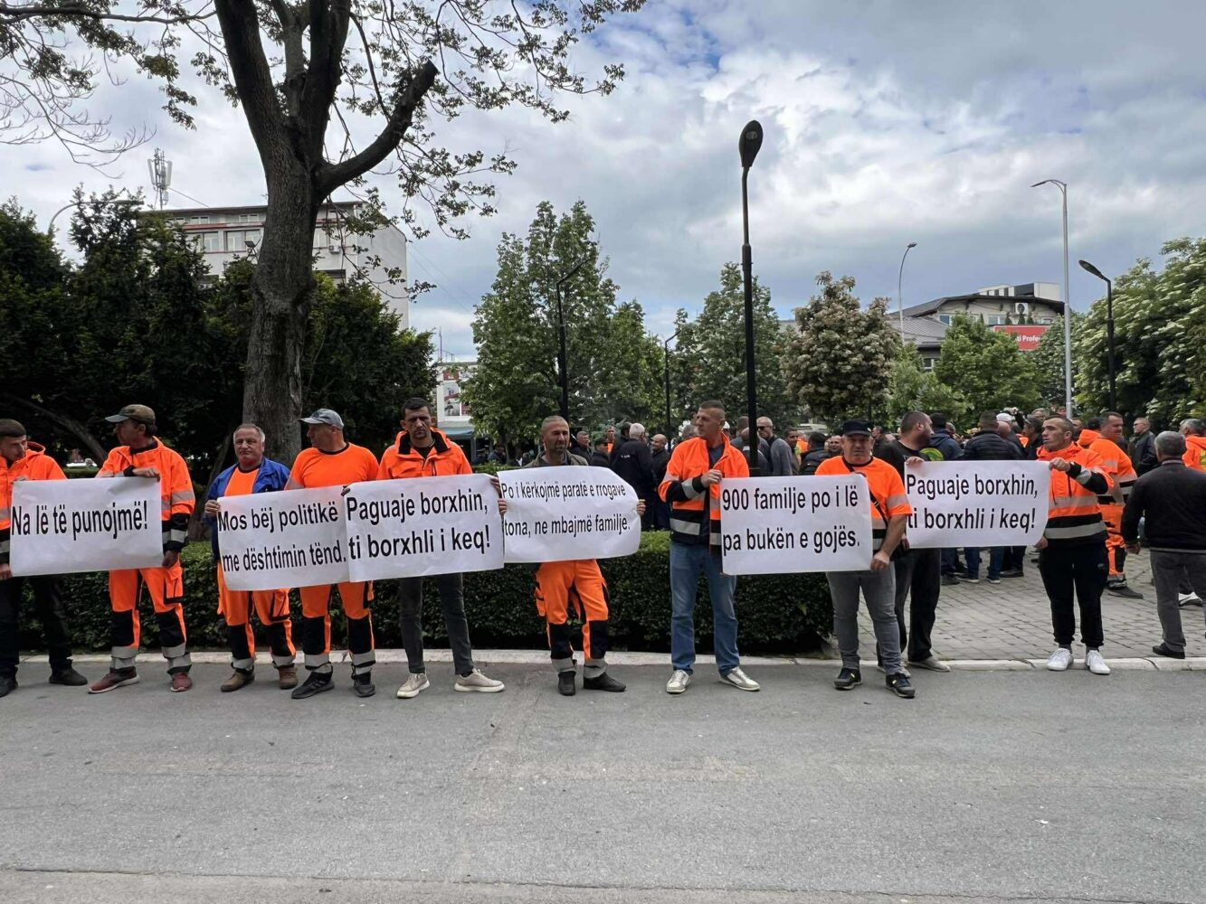 “Mos bëjë politikë me dështimin tënd” – Punëtorët e ‘Pastrimit’ protestojnë para Komunës së Prishtinës