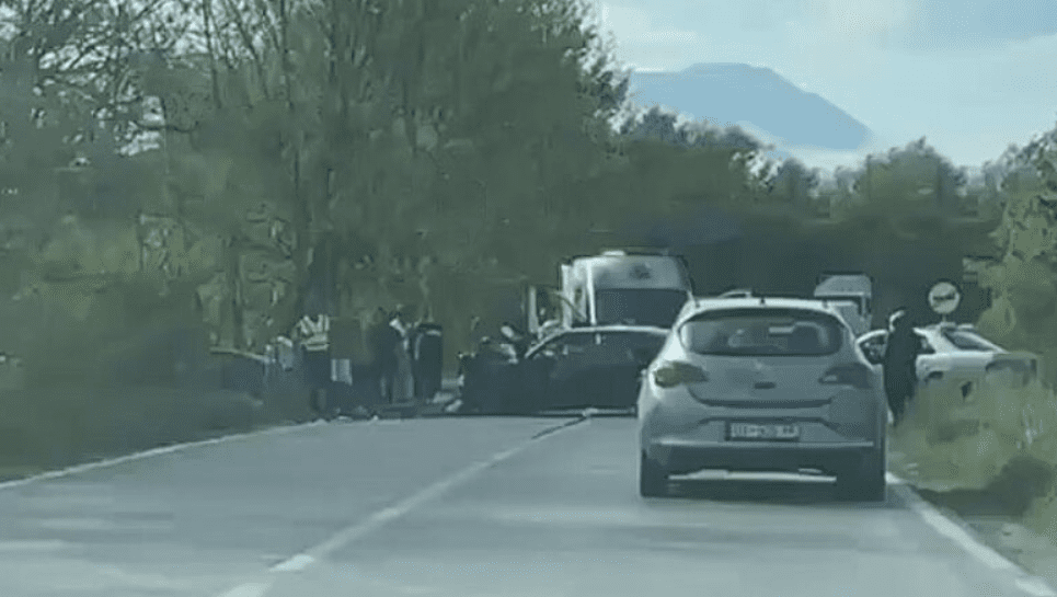 Aksident mes tri veturave në Pejë, gjashtë të lënduar