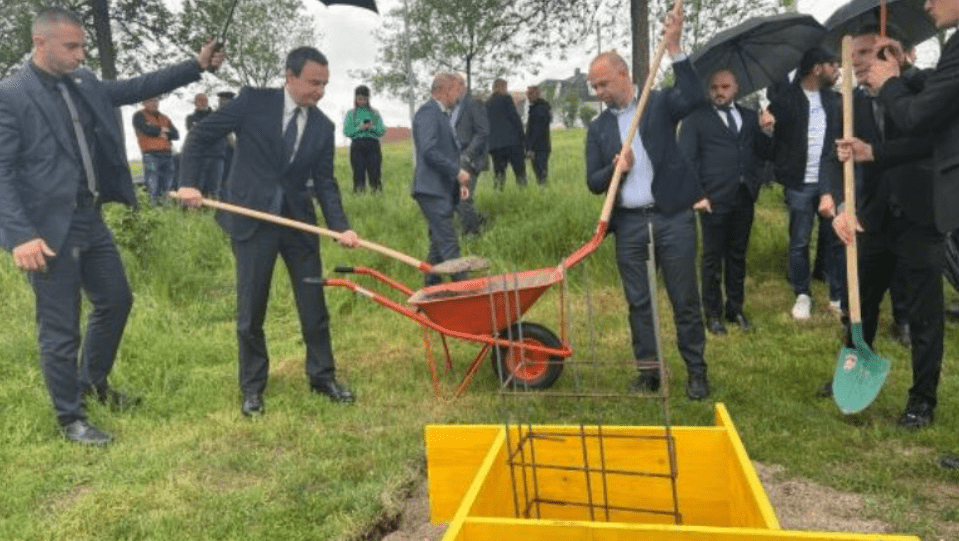 Në Gjilan vendoset gurthemeli për banesa për çiftet e reja, Kurti: Në fillim të mandatit patëm filluar me përgatitjet