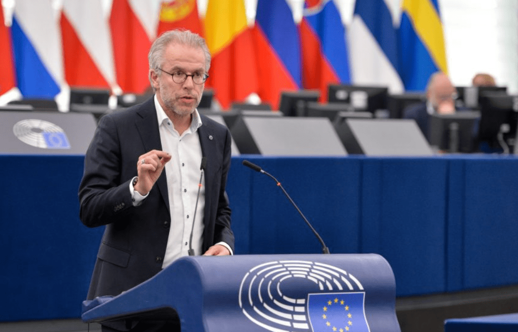 Eurodeputeti holandez i ashpër ndaj BE-së: Hiqni pengesat, pranoni aplikimin e Kosovës për anëtarësim