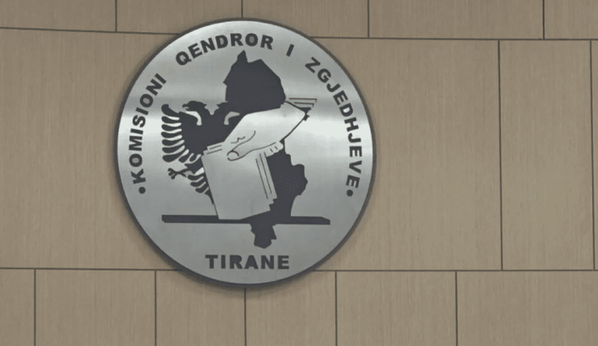 Nipërit e të arrestuarit në Pogradec ia rrahin familjarët komisionerit