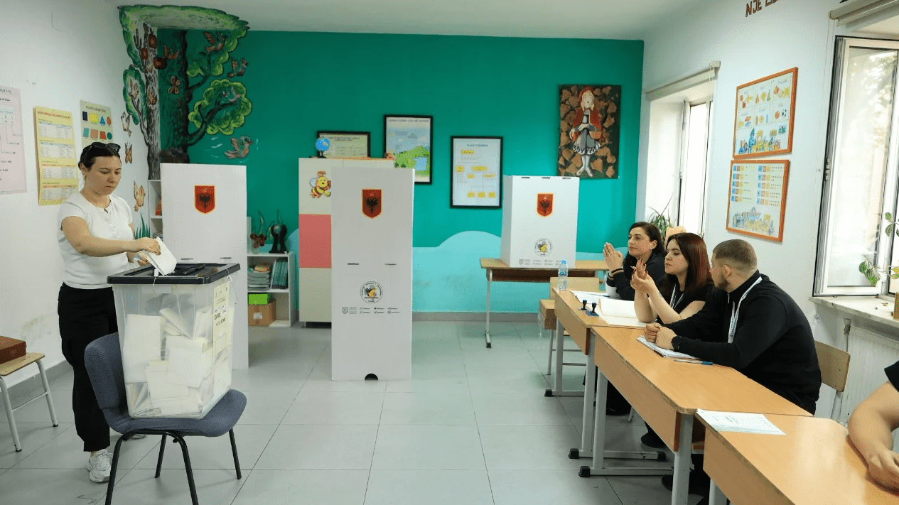 Mbyllen kutitë e votimit në Shqipëri