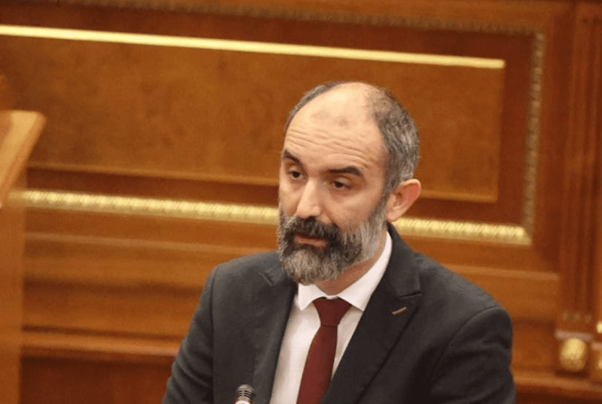 Abrashi: Po shqyrtojmë ftesën e Presidentes, shpresojmë që partitë të reflektojnë sot