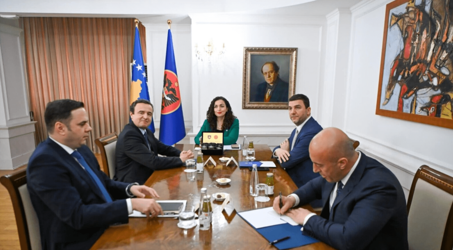 Dalin pamjet nga takimi i Osmanit me krerët e partive