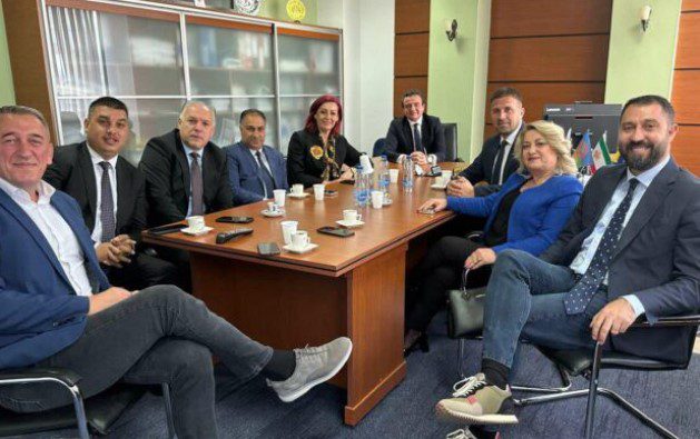 Kurti fton në kafe komunitetet joshumicë para fillimit të seancës, i mungojnë dy deputetë