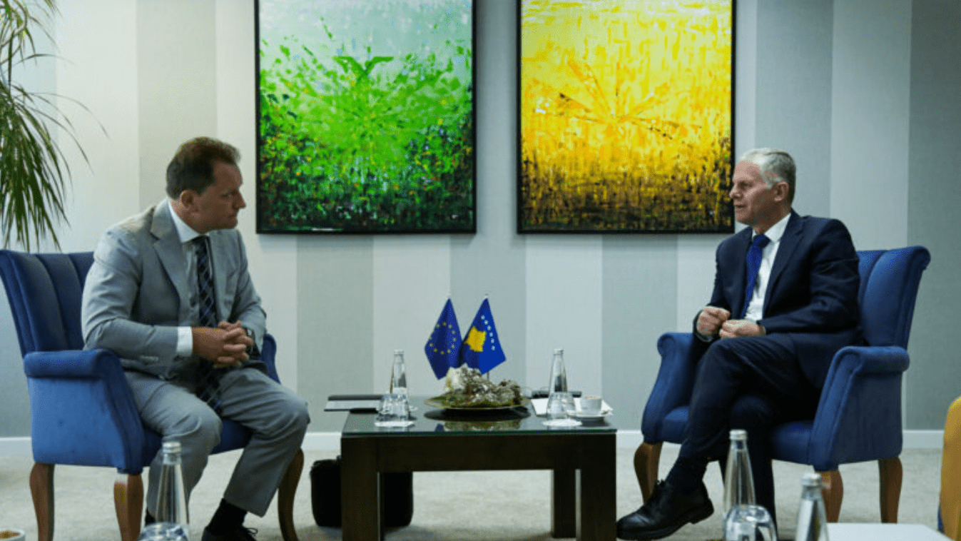Bislimi takohet me Shefin e KE-së për Kosovën, i kërkon heqjen e masave