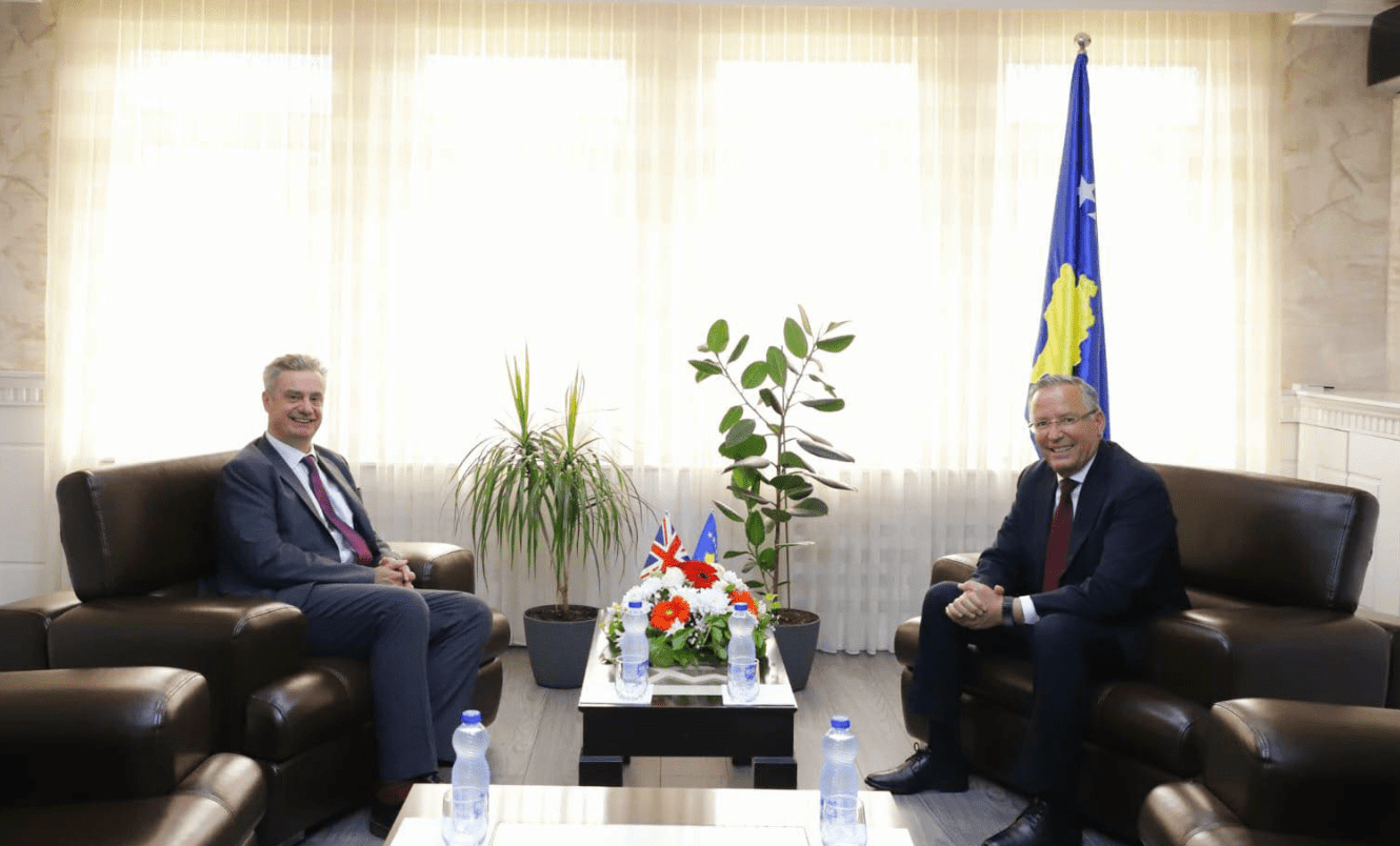 Ambasadori i Britanisë i shkon në zyre Hamzës, flasin për krijimin e institucioneve