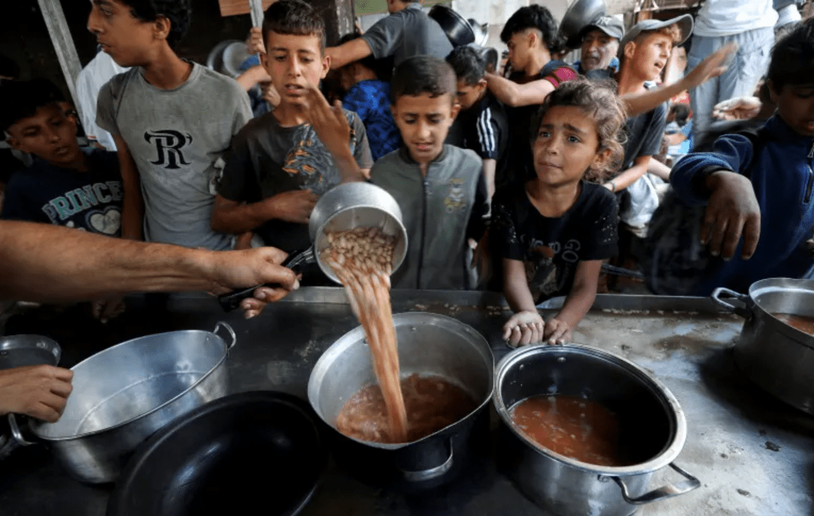 Ca bukë e ushqim foshnjash mbërrin në Gazë, por palestinezët kërkojnë më shumë