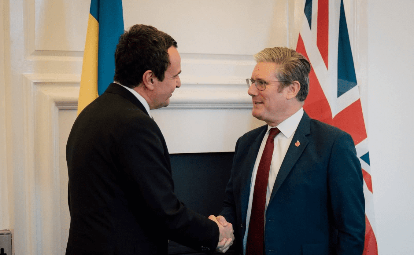 Qeveria në detyrë, e gatshme të diskutojë me Britaninë për qendrat për migrantë