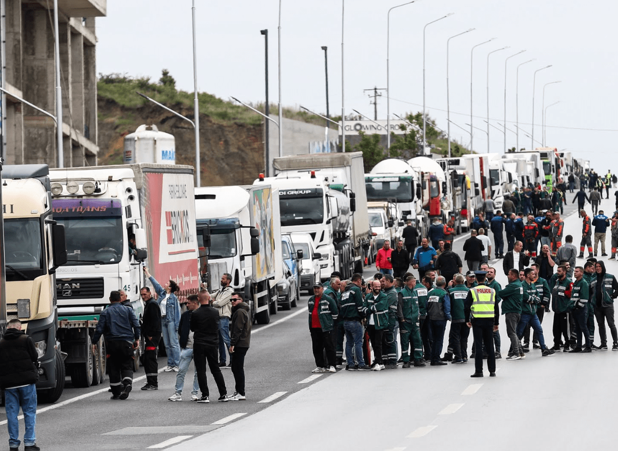 Qarkullimi i veturave po vazhdon në Prishtinë, por vetëm në një korsi