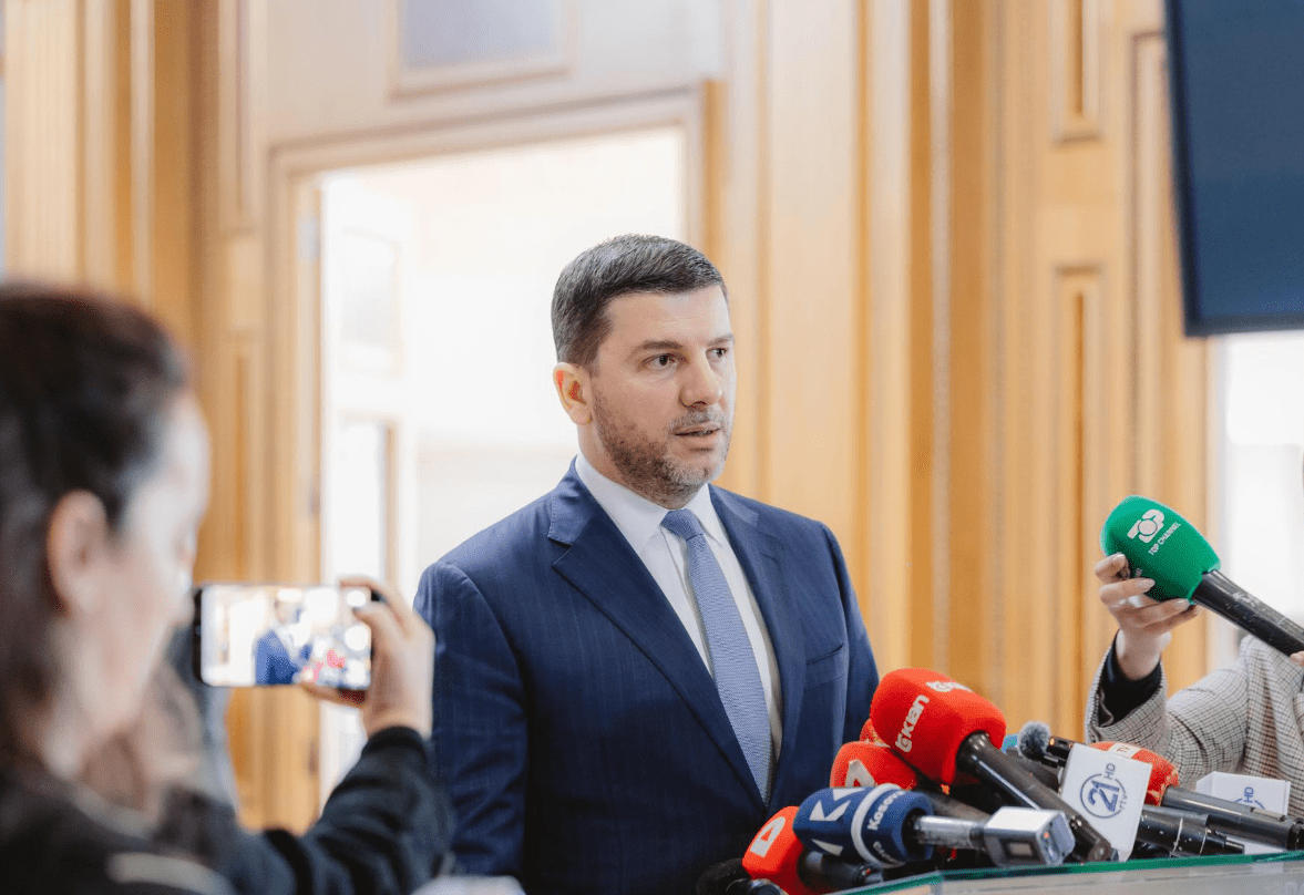 Krasniqi: E turpshme që Kurti krahason punëtorët me bandat kriminale në veri