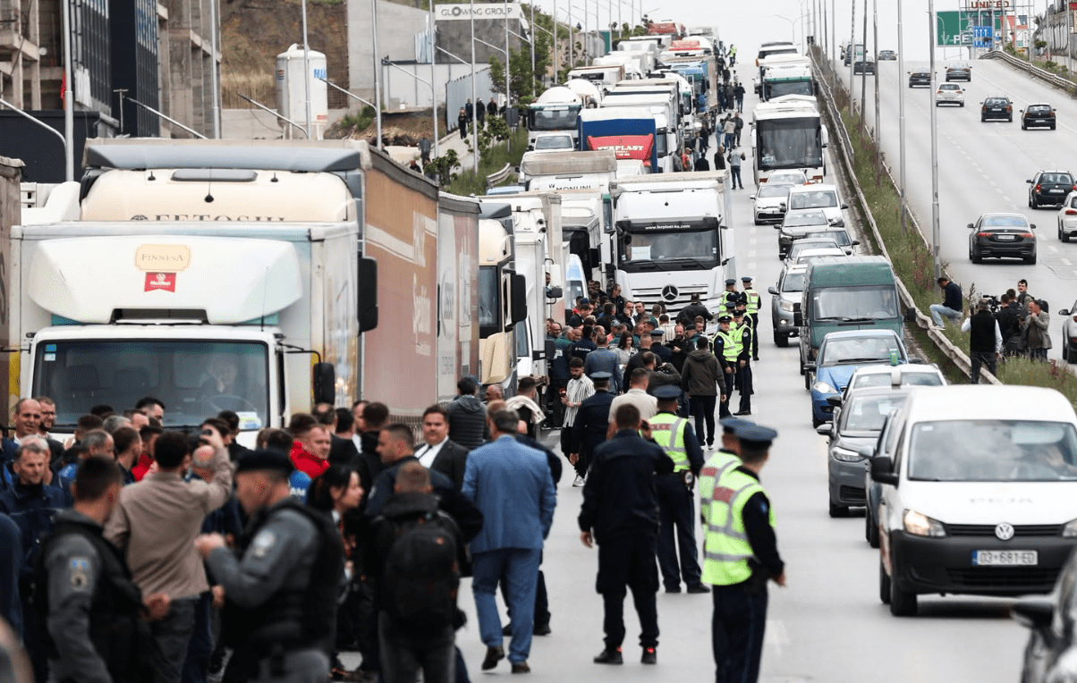 Bizneset përfundojnë protestën, paralajmërojnë të tjera ditëve në vijim