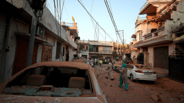 Raportohen shpërthime vetëm pak orë pas shpalljes së armëpushimit mes Indisë dhe Pakistanit