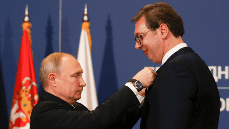 “E turpshme të shkosh në Moskë dhe të duartrokasësh Putinin”, BE ‘sulmon’ Vuçiqin dhe Ficon