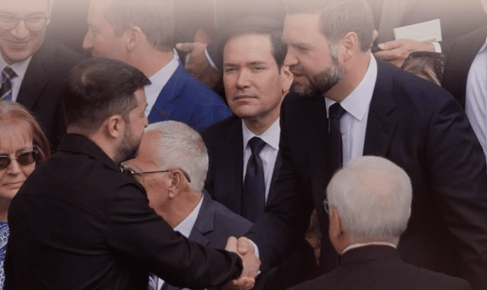 JD Vance dhe Zelensky i zgjasin duart njëri-tjetrit në Vatikan
