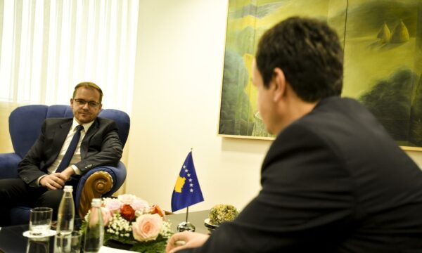 Shkarkohet zv.ministri Vokrri pas deklaratave se ndërkombëtarët i kanë nxitur trazirat në Veri