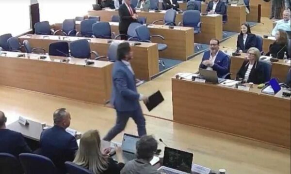 Përplasjet për Çagllavicën bllokojnë mbledhjen e Kuvendit të Prishtinës – Rama dhe LDK braktisin seancën
