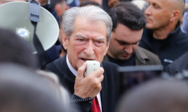 PD protestë ditën e samitit në Tiranë, Berisha: Rama s’ka të ardhme, priti BE-në si ‘hajdut zgjedhjesh’