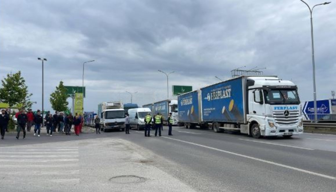 Protesta e bizneseve për shtrenjtim të rrymës, kamionët bllokojnë hyrjen në Veternik
