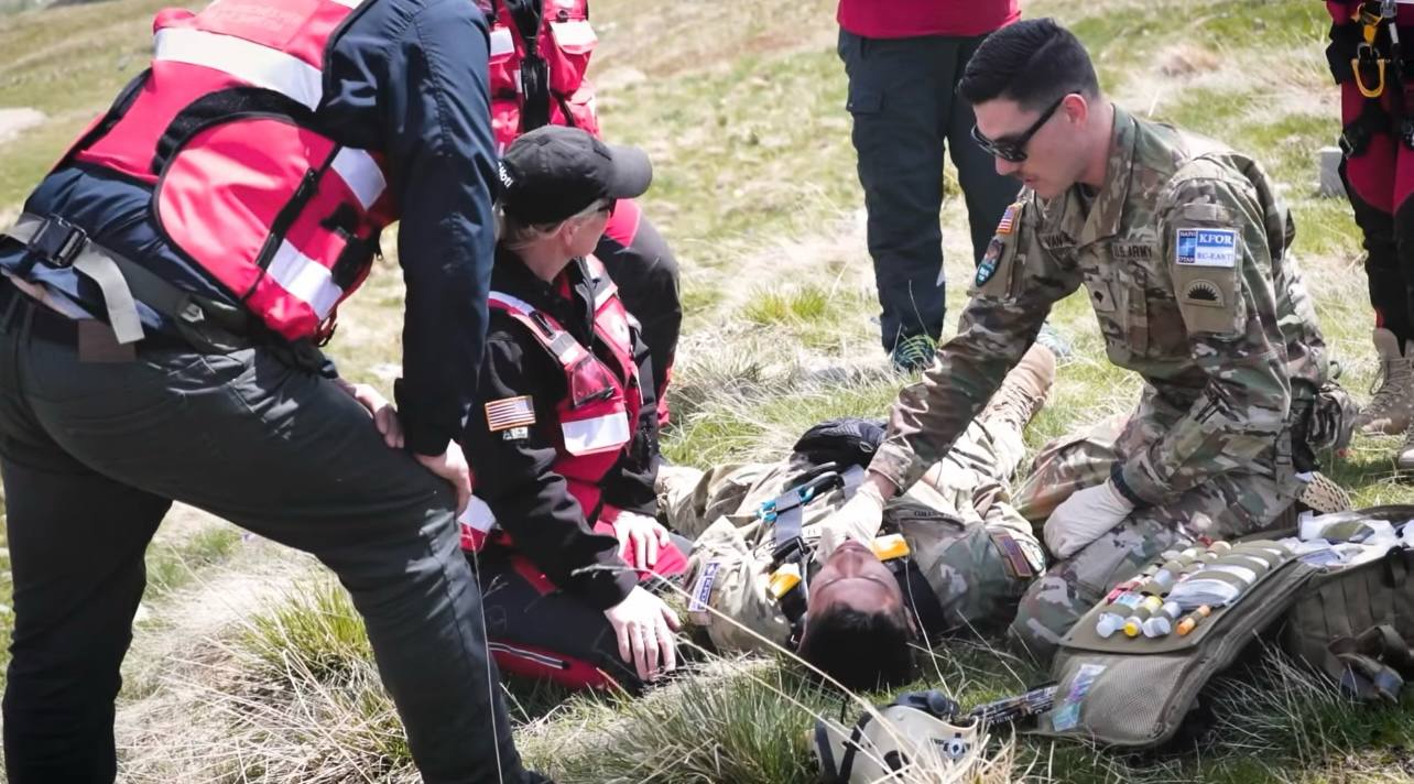 Ushtarët amerikanë të KFOR-it zhvillojnë stërvitje me ekipet e kërkim-shpëtimit në Kosovë