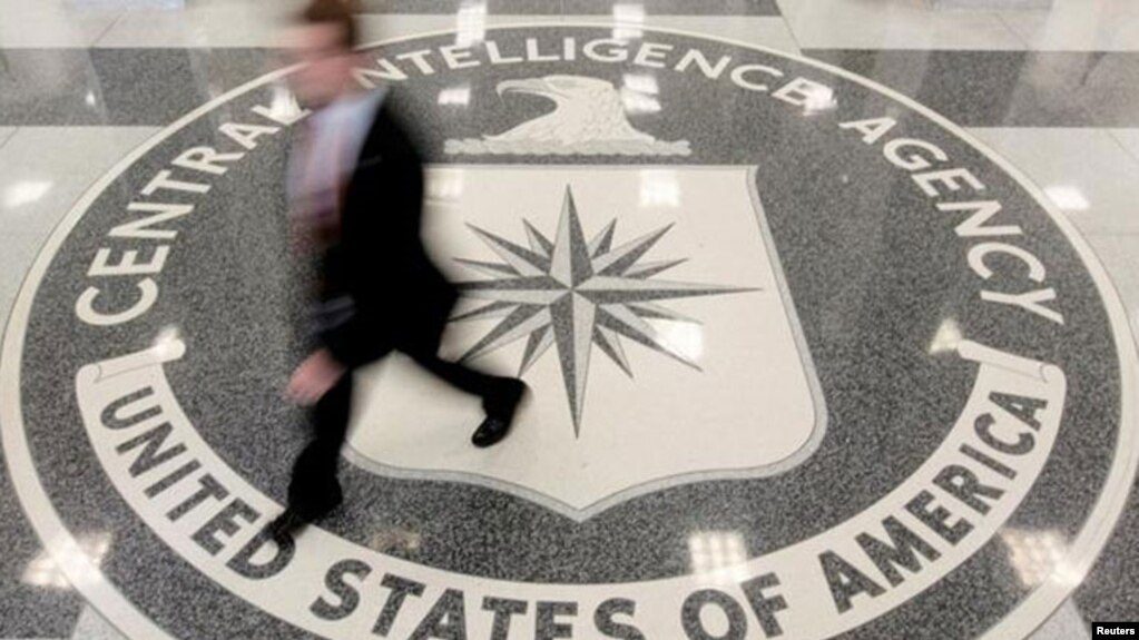 Rojat e CIA-s qëllojnë me armë një person afër selisë së tyre