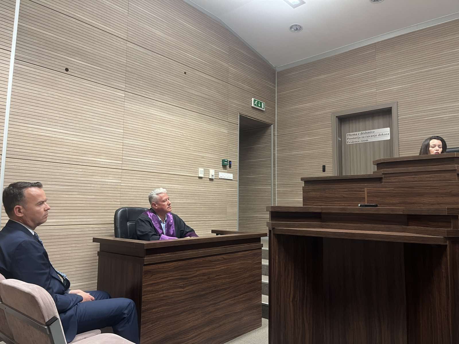 E kanosi ministrin Peci, por ai nuk e pranon kërkimfaljen