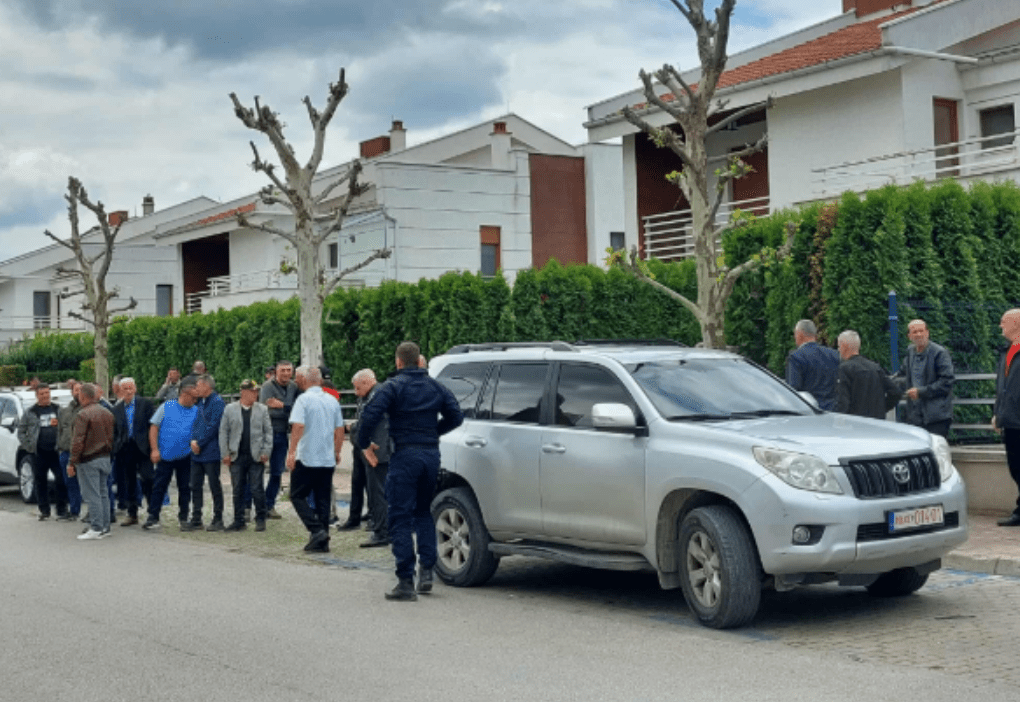 Sigurimi i Trendafilovas xhiron veteranët e mbledhur, para vendit ku ajo do mbajë konferencë