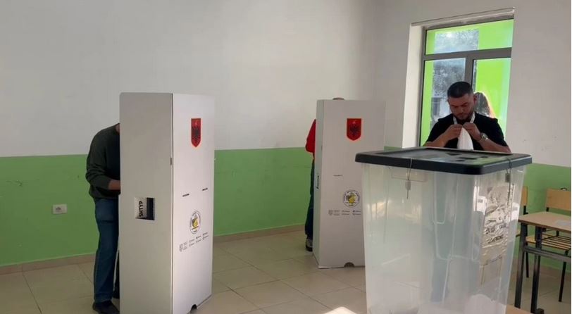 E pazakontë: Në Fushë Krujë, qytetari kërkon të votojë edhe për bashkëshorten