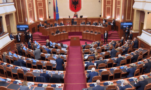 Zgjedhjet në Shqipëri: Ja kandidatët që siguruan mandatin nga listat e mbyllura në qarqet ku ka përfunduar numërimi