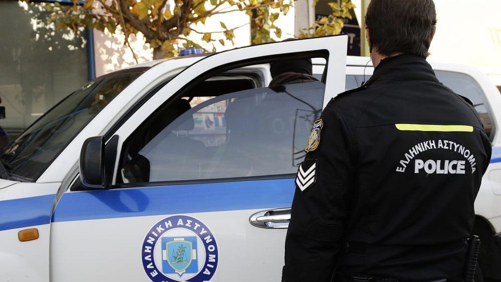 Shqiptari plagos me thikë oficerin e policisë në Greqi