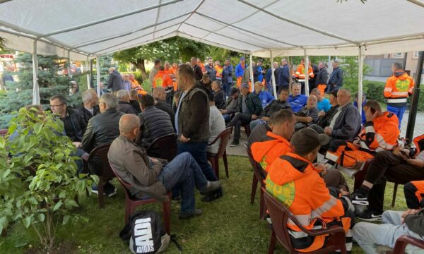 Punëtorët e Pastrimit vazhdojnë grevën edhe të shtunën