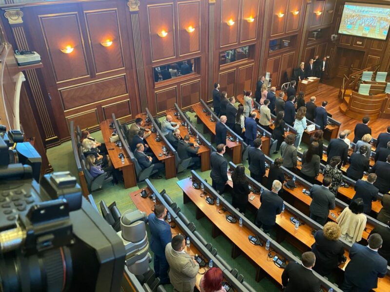 Lista Serbe qëndroi ulur, kur u mbajtë një minutë heshtje për dëshmorët e Kosovës