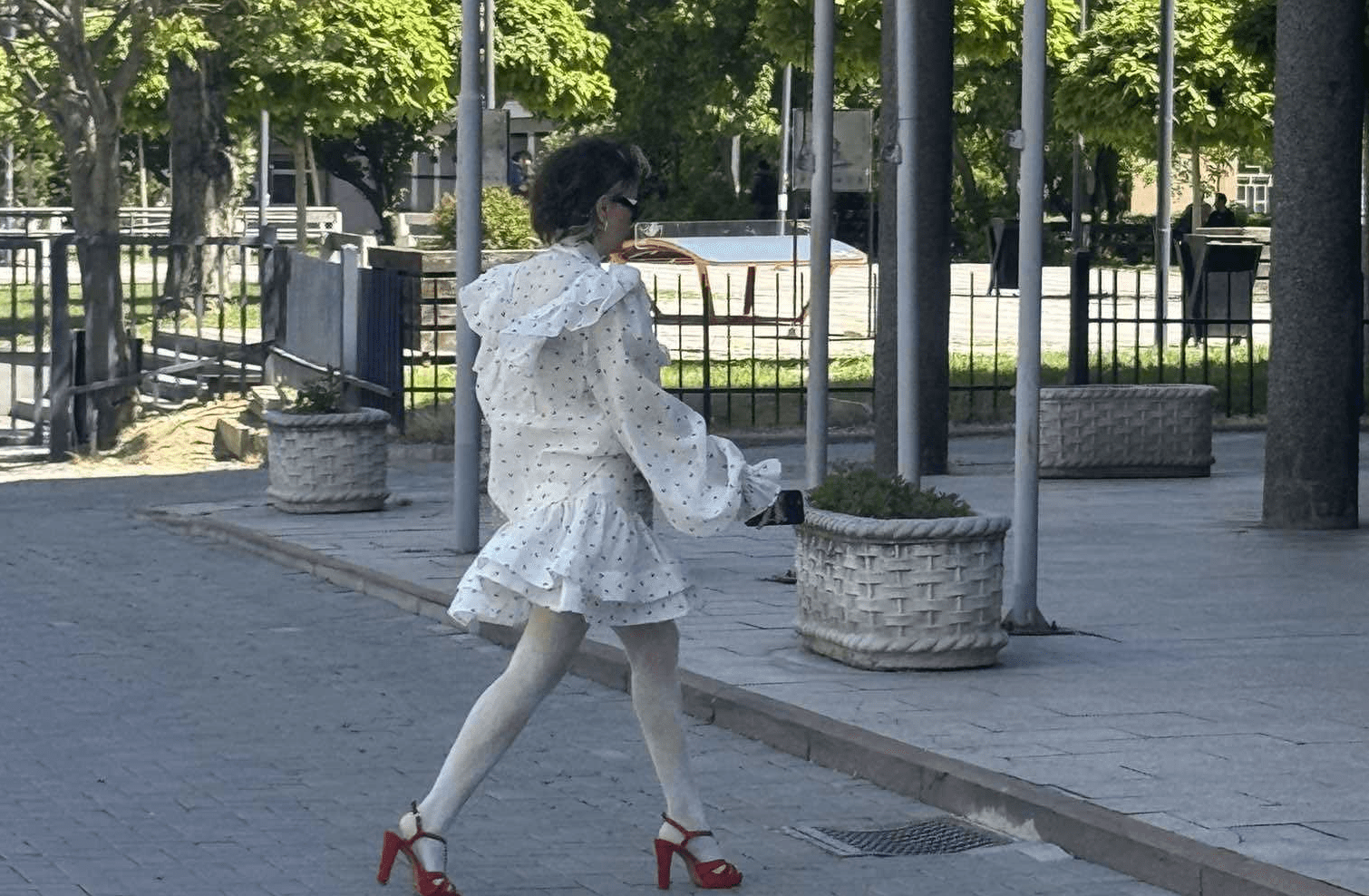 Si në sfilatë mode – “Befason” me veshjen deputetja Adriana Matoshi