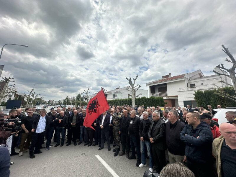 “Rroftë Hashim Thaçi e UÇK” – veteranët bllokojnë hyrjen e hotelit ku po qëndron Trendafilova