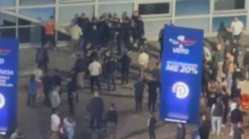Sherr masiv në tubimin e Berishës në Elbasan, përleshen militantët
