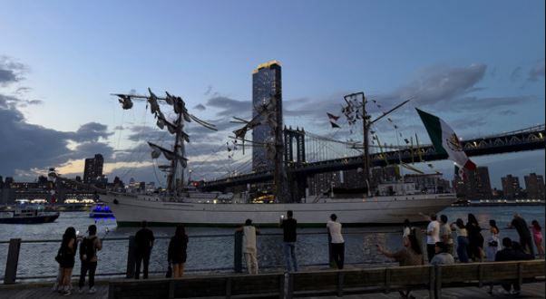 Pamje – Anija e Marinës Meksikane përplaset në Urën e Brooklyn, vdesin dy persona