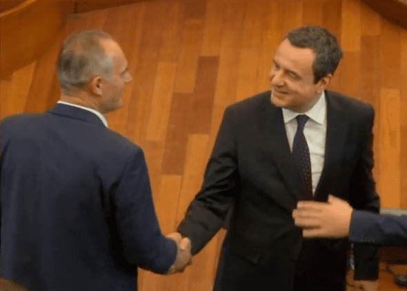Pasi shtrëngoi duart me Kurtin, Nait Hasani i PDK-së shihet duke pirë kafe me Arben Vitinë e Shqipe Selimin e VV-së