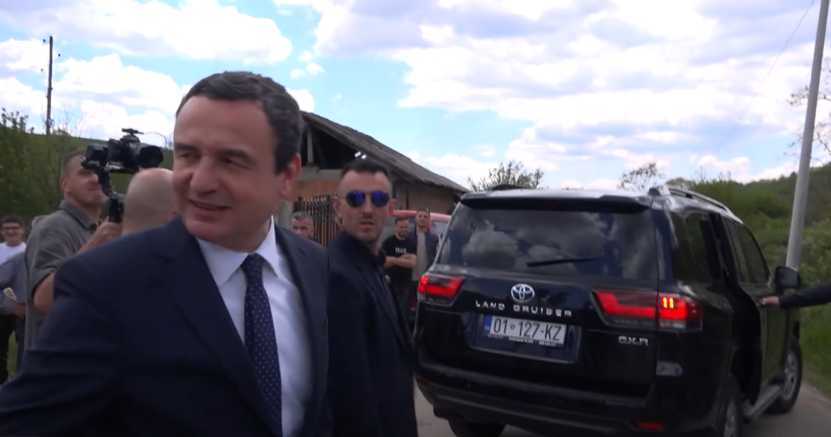 Kurti merr pjesë në Akademinë Përkujtimore në Studime të Vushtrrisë, fëmijët brohorasin “Thaçi, Thaçi”