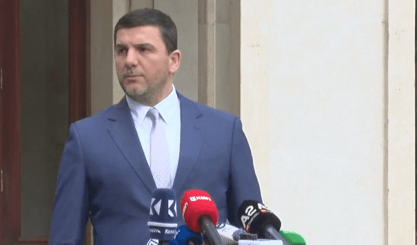 Krasniqi pas takimit: S’ka risi, Kurti po e mban peng shtetin