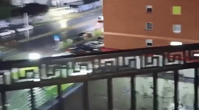 Publikohet momenti kur dëgjohen të shtënat me armë në rrugën B