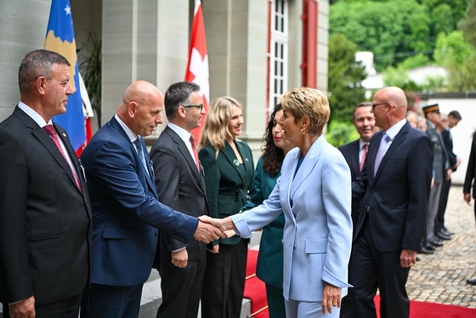 Lladrovci: Ka qenë nder të jem pjesë e ekipit të presidentes Osmani në Zvicër