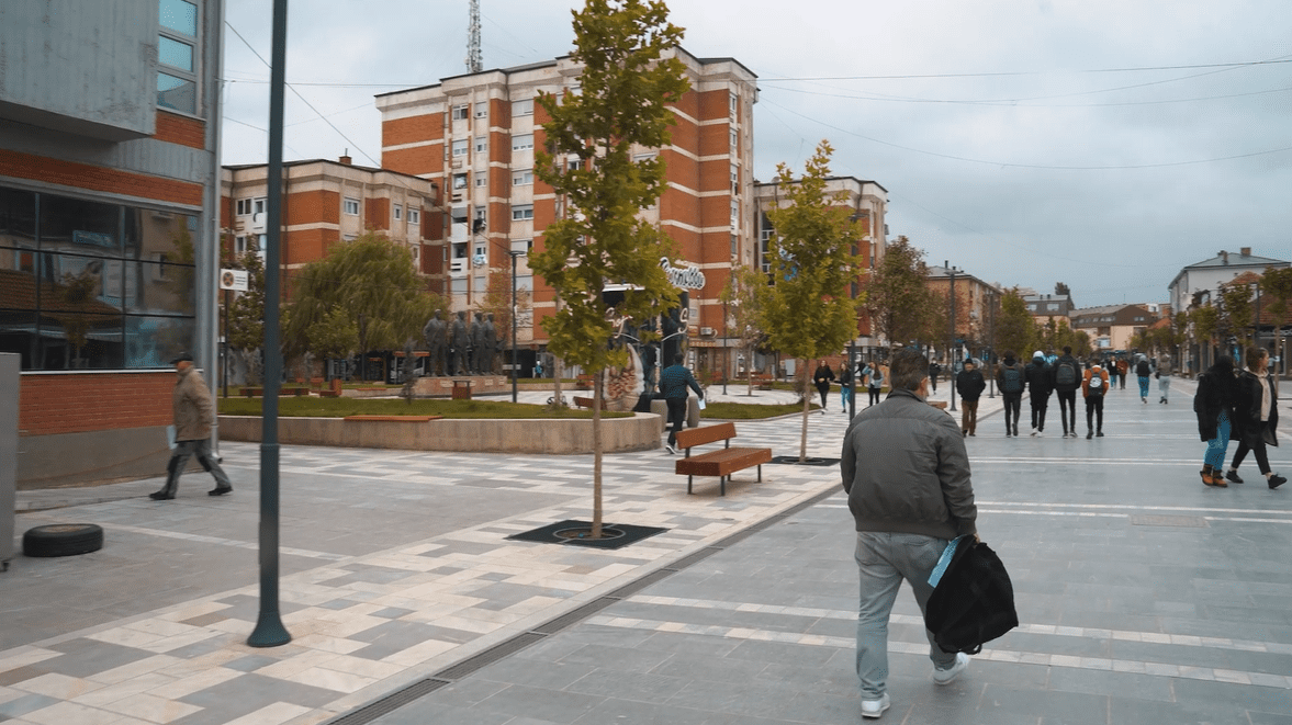 Theret me thikë një person në Podujevë, Policia arreston të dyshuarin