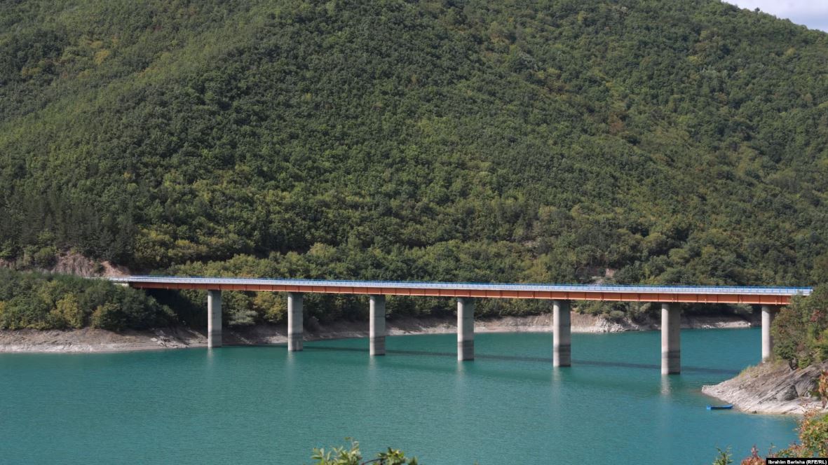 Kosova merr nën kontroll një objekt në liqenin e Ujmanit që Serbia thotë se përdorej nga Kryqi i Kuq